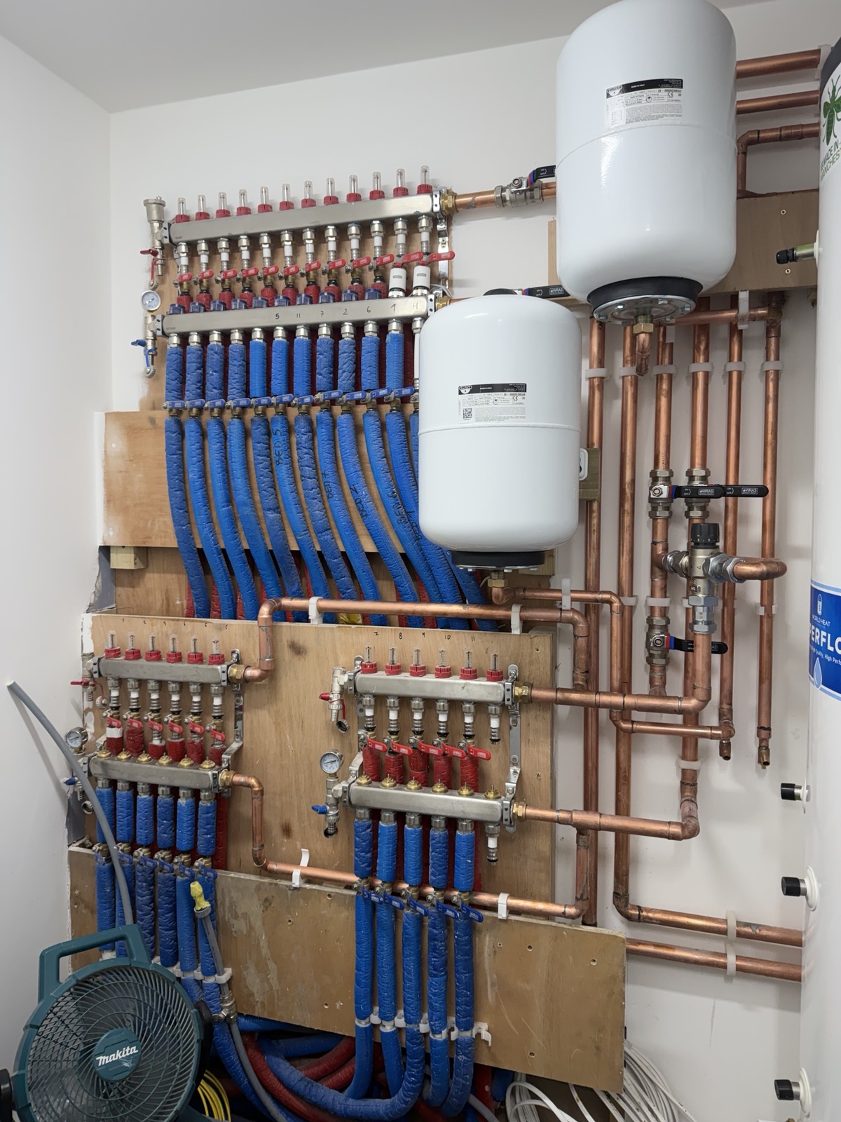 Multi-Zone Manifolds and Expansion Vessels